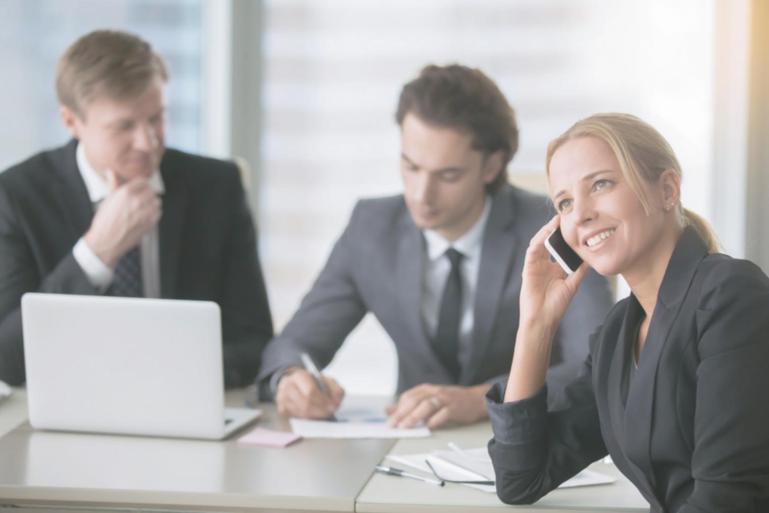 Bureau de travail avec documents financiers et ordinateur portable
